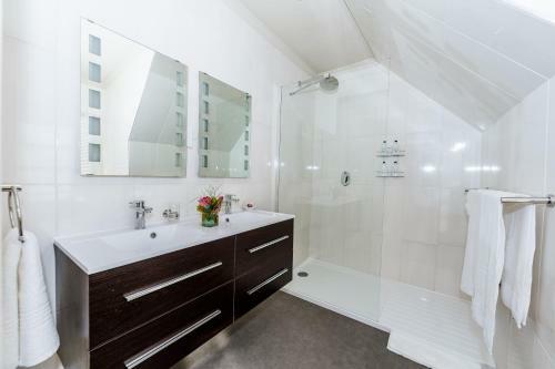 Hostal Le Petit Chateau Guest House