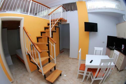 Crown Deluxe Apartments