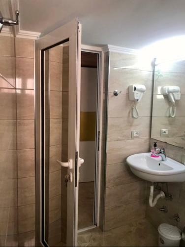 Crown Deluxe Apartments