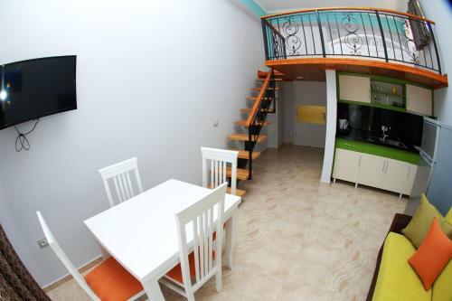 Crown Deluxe Apartments