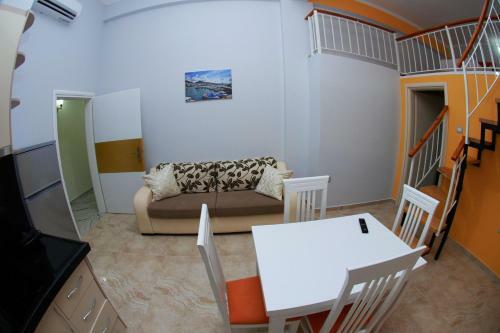 Crown Deluxe Apartments