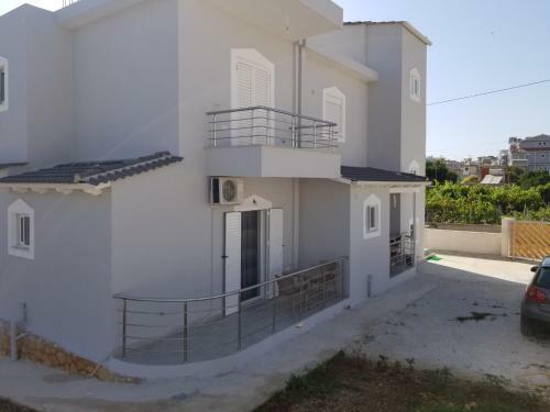 Hostal Villa Leni Oruci