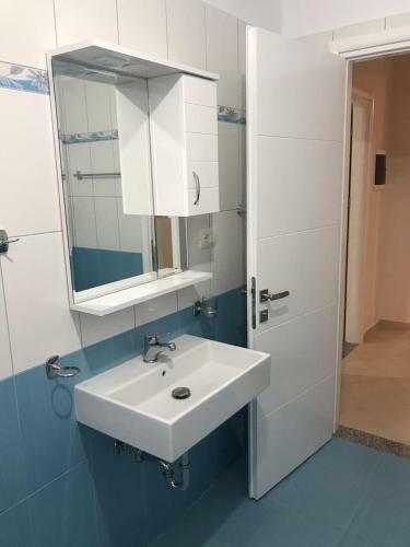 Hostal Villa Leni Oruci