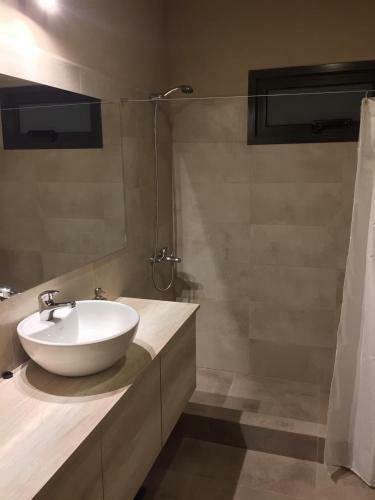 Tres Cruces Wine Lodge