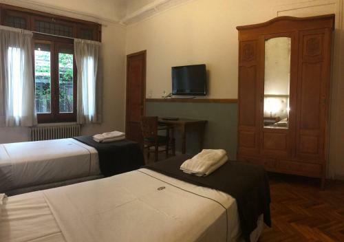 Hostal Baires House