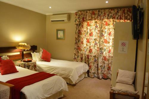 Hostal Le Chateau Guest House And Conference Centre