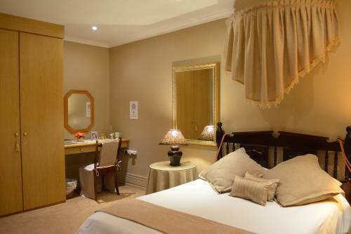 Hostal Le Chateau Guest House And Conference Centre