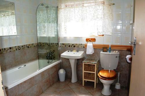 Hostal Le Chateau Guest House And Conference Centre