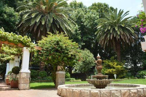 Hostal Le Chateau Guest House And Conference Centre