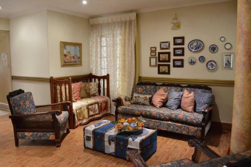 Hostal Le Chateau Guest House And Conference Centre