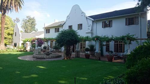 Hostal Le Chateau Guest House And Conference Centre