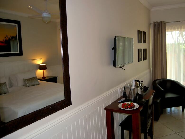 Safari Lodge Hotel & Convention Centre