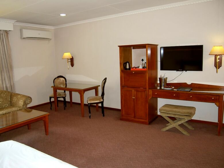 Safari Lodge Hotel & Convention Centre