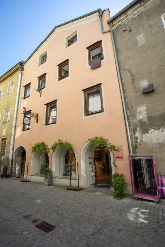 Hall City Traditional Old Town Apartment