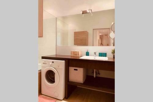 Spacious 1 Br City Apartment Belvedere
