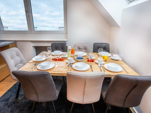 Mark's Penthouse Apartments Managed By Sky9 Apartments