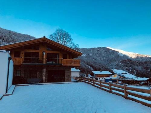 Spacious Chalet With Sauna In Krimml, 400 M From The Ski-bus Stop