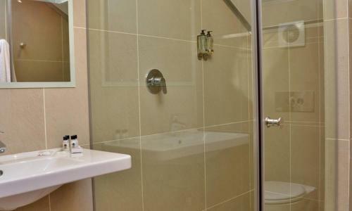 Hostal Val Du Charron Guest House & Wine Estate