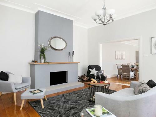 Advilla - Stylish, Charming And Central Location