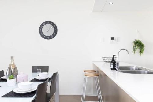 Sk2 - Charming Skyline Cbd W River Views 3 Br Private Apartment