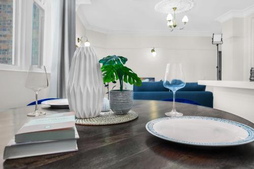 Central Apartment With Spacious Living And Dining