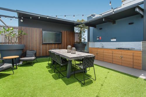 Rooftop Pool, Bbq And Gym At Chic Valley Apartment