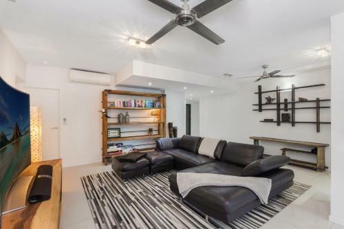 Luxury Pool Side Apartment In Beachfront Resort