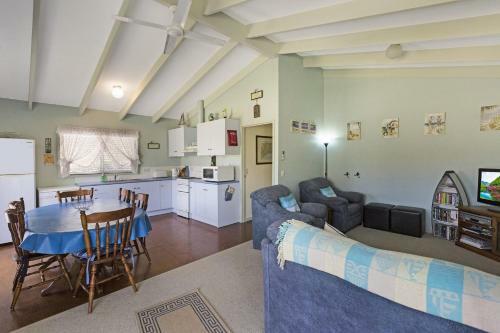Four Sisters - Beachside Holiday