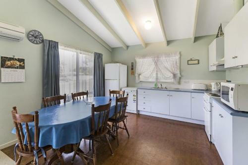 Four Sisters - Beachside Holiday