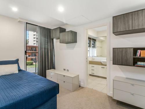 Ciel Unit 2 - Modern 2 Bedroom Plus Study, Beach Side Apartment With Wi-fi
