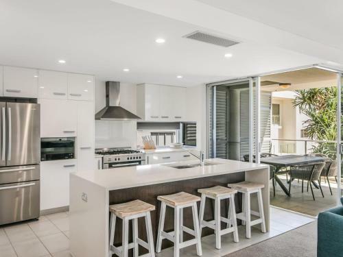 Ciel Unit 2 - Modern 2 Bedroom Plus Study, Beach Side Apartment With Wi-fi
