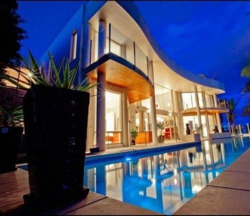 Stunning 4bd Waterfront Paradise With Pool