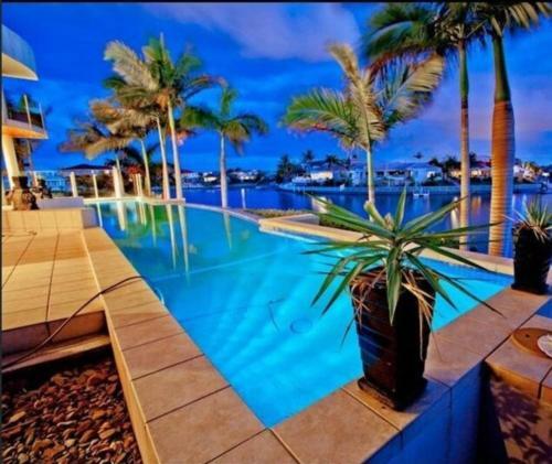 Stunning 4bd Waterfront Paradise With Pool
