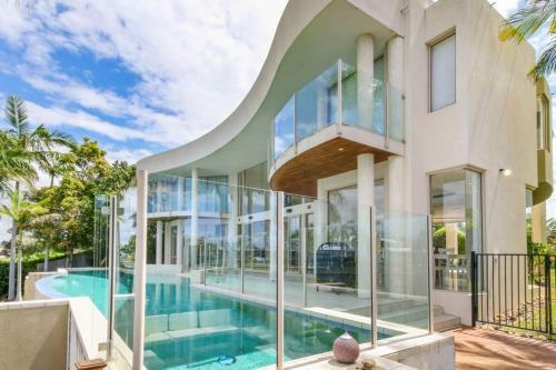 Stunning 4bd Waterfront Paradise With Pool