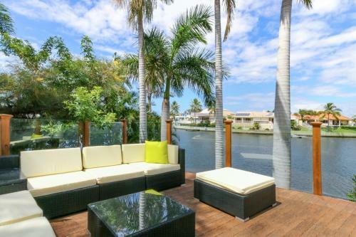 Stunning 4bd Waterfront Paradise With Pool
