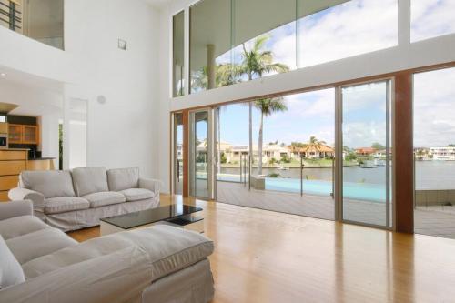 Stunning 4bd Waterfront Paradise With Pool