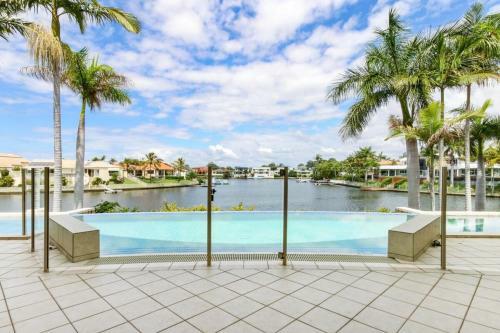 Stunning 4bd Waterfront Paradise With Pool
