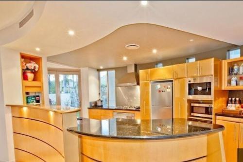 Stunning 4bd Waterfront Paradise With Pool