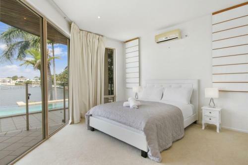 Stunning 4bd Waterfront Paradise With Pool