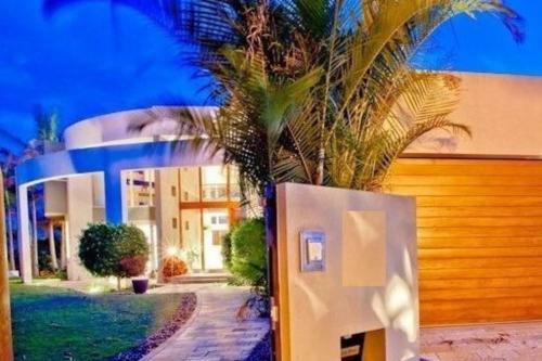 Stunning 4bd Waterfront Paradise With Pool