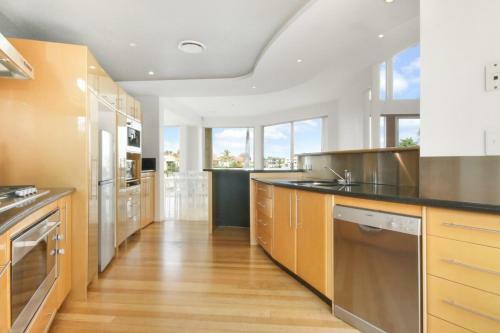 Stunning 4bd Waterfront Paradise With Pool