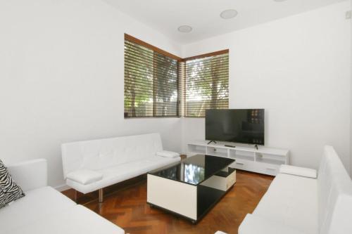 Stunning 4bd Waterfront Paradise With Pool
