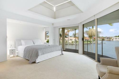 Stunning 4bd Waterfront Paradise With Pool