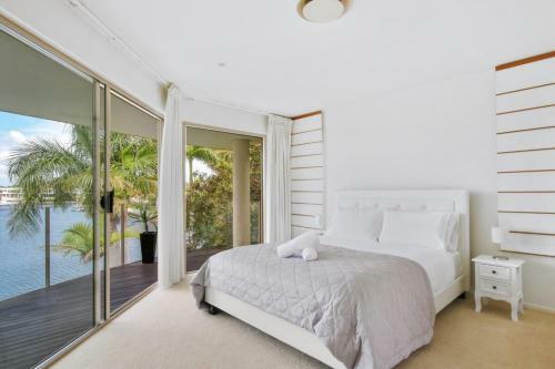 Stunning 4bd Waterfront Paradise With Pool