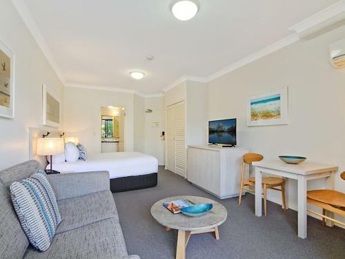 Hotel Calypso Plaza Resort Unit 141 Studio Style Apartment - Beachfront Coolangatta