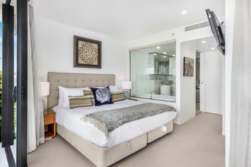 Stylish Beachside Apartment With Gym, Pool, Views