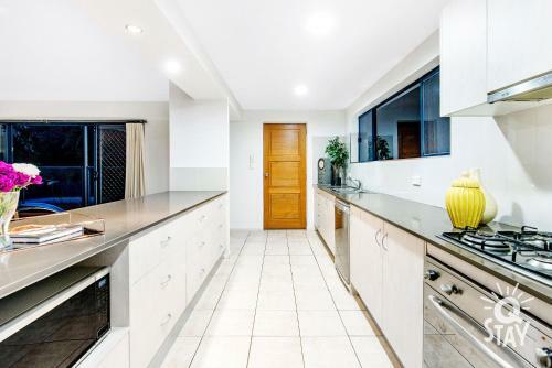 Broadbeach Waters 7 Bedroom Home With Pool - Qstay