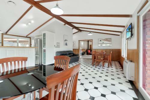 Luxury 6 Bedroom Home With Pool And Spa