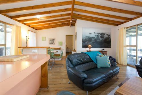 Apartamento Surf And Sunsets, Beach Holiday Home Mandurah