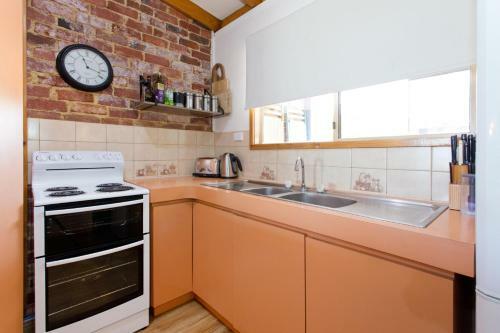 Apartamento Surf And Sunsets, Beach Holiday Home Mandurah